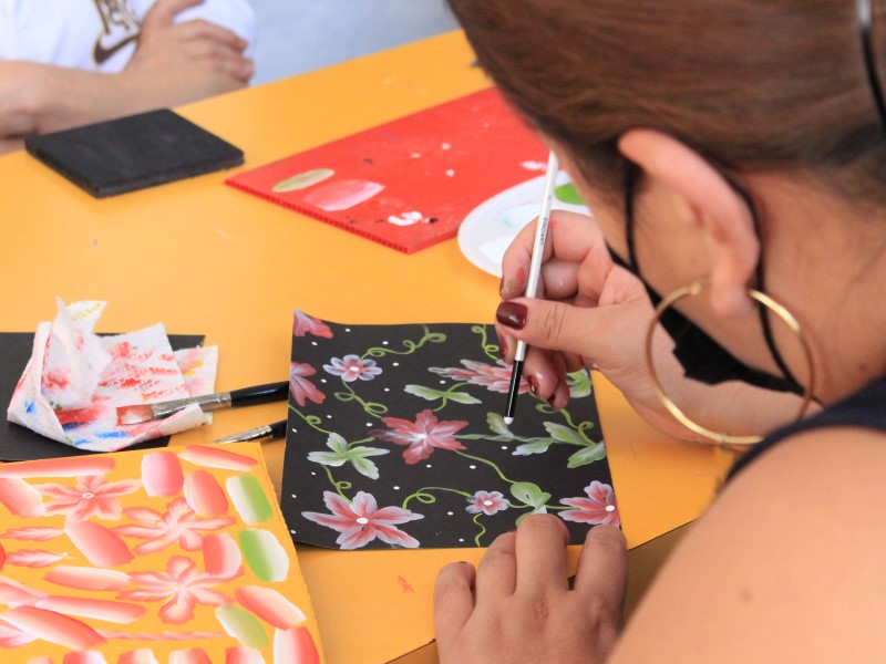 ¡Al descubierto! Esgrafiado sobre madera.