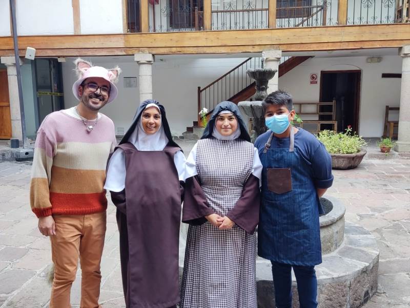 Recorriendo el Carmen Alto junto a “Mishi” y las hermanas Panela y Suspiro.