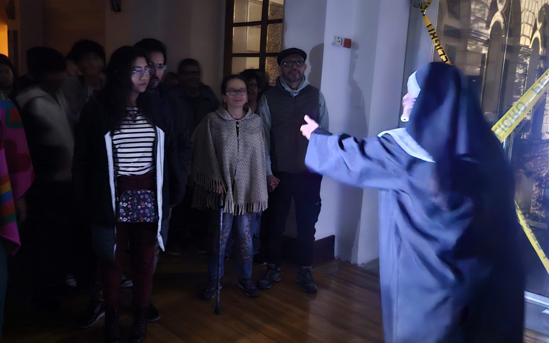 Jóvenes de San Juan guían una experiencia nocturna entre historia y misterio